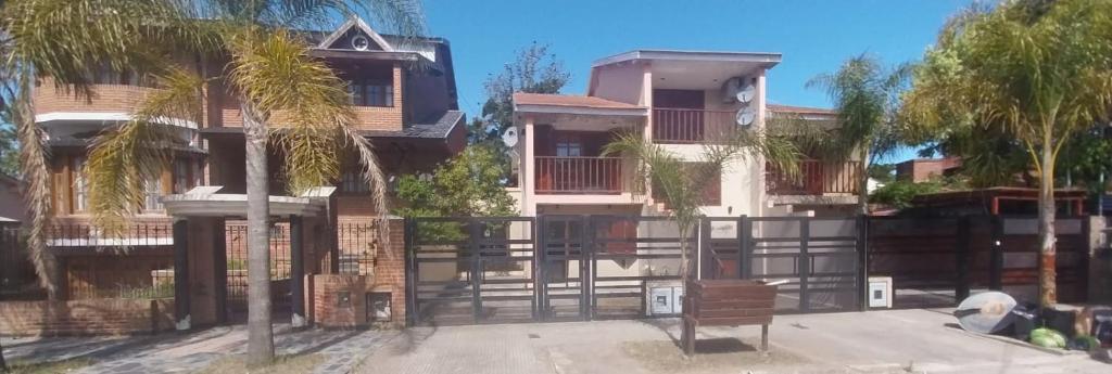 Das Gebäude in dem sich das Ferienhaus befindet