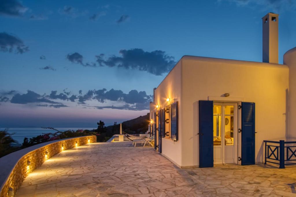 un edificio con luces de noche. en Villa Annita, with extraordinary view near the sea, en Finikas