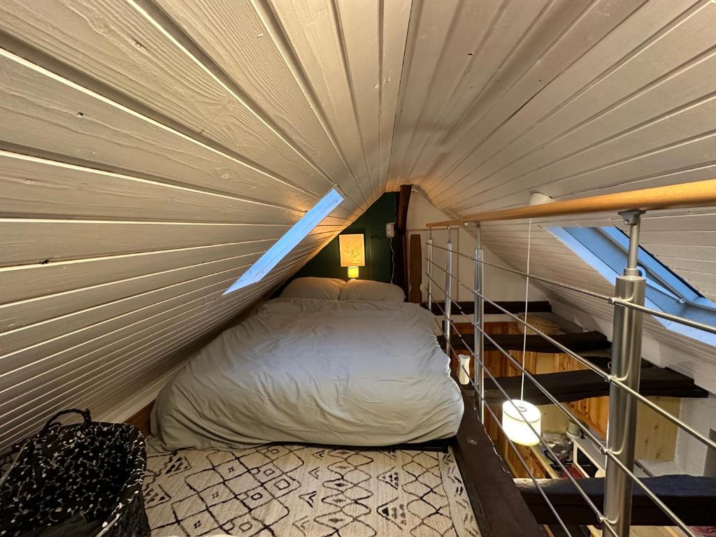 a small room with a bed in a tent at Ferienhaus Historisches Backhäuschen 