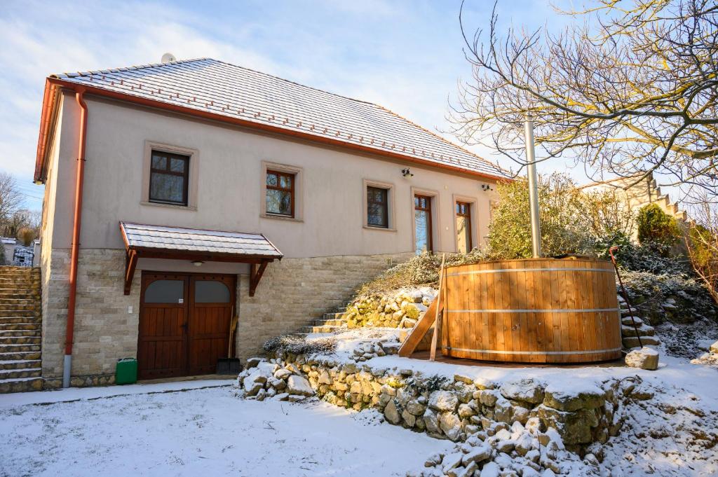 Jákó Ház during the winter