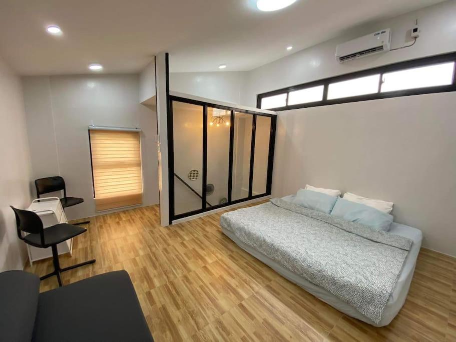 sypialnia z dużym łóżkiem i oknem w obiekcie Nestor's Apartment 