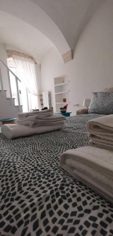 a room with two beds and a black and white floor at MI PUGLIA Casa vacanze in Putignano