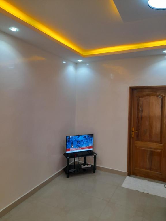 a room with a flat screen tv on a wall at Studio meublé à Bel Air in Dakar