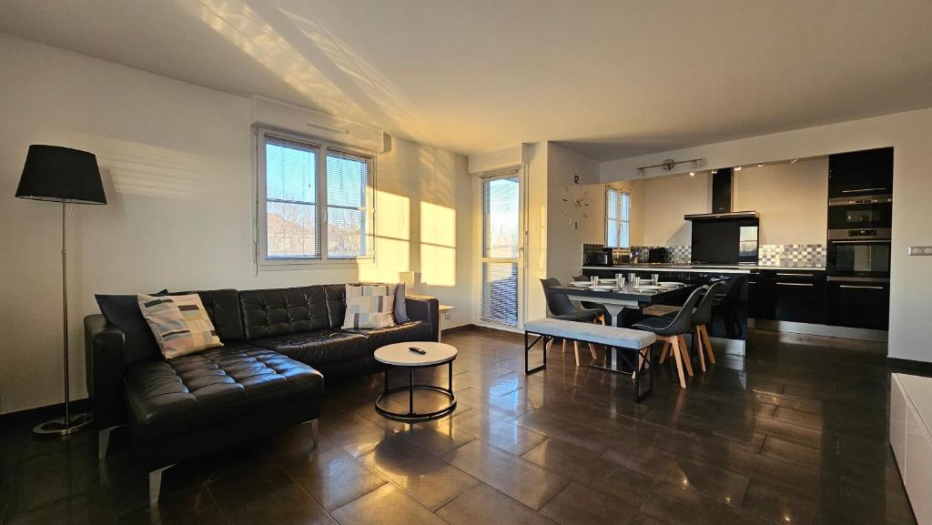 un salon avec un canapé et une table dans l'établissement Appart 3 chambres-Gare 1 min-Disneyland Paris 6 min, à Bussy-Saint-Georges