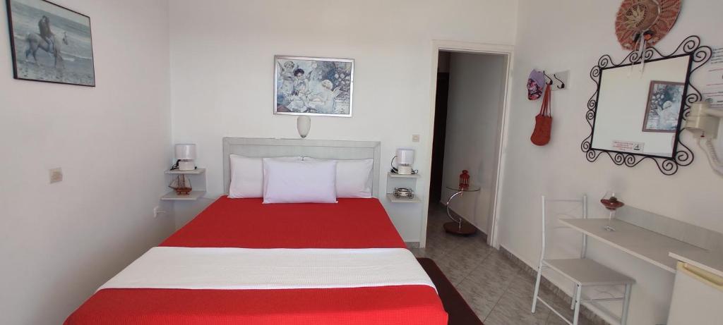 Łóżko lub łóżka w pokoju w obiekcie Neapoli Rooms
