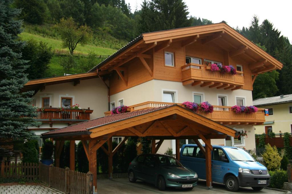 ein Haus mit Balkon darüber in der Unterkunft Haus Barbara Breuer in Neukirchen am Großvenediger