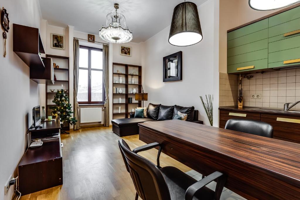 ein Wohnzimmer mit einem langen Tisch und Stühlen in der Unterkunft Stylish Apartment - Ivana Franka Street in Lwiw