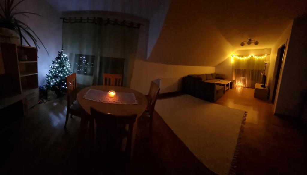 庫雷薩雷的住宿－Juuli apartament，客厅配有圣诞树和桌子