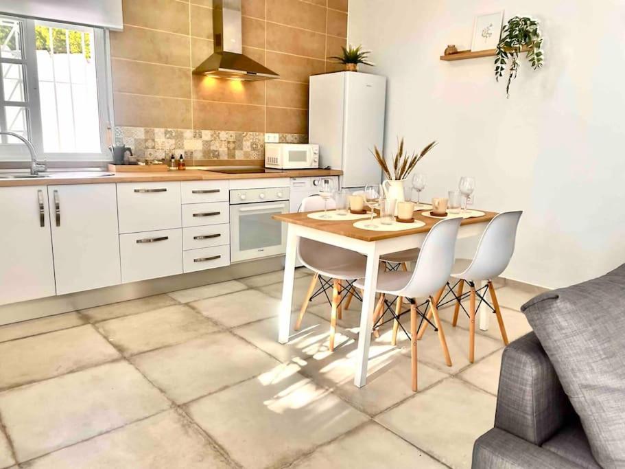 eine Küche mit Tisch und Stühlen in einem Zimmer in der Unterkunft Brisa Home in Chiclana de la Frontera