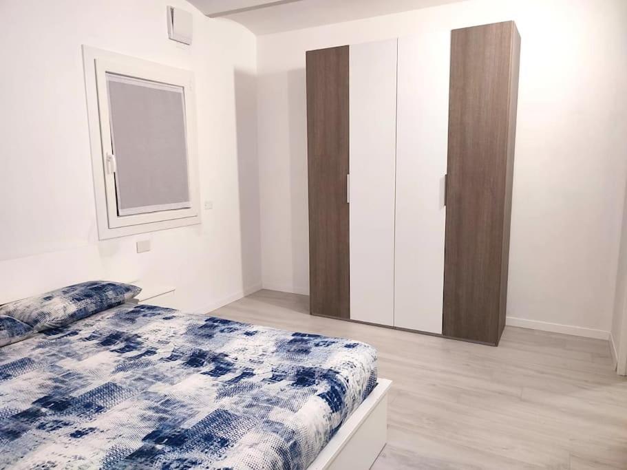 een slaapkamer met een bed en een grote spiegel bij Casa Spaziosa in centro Paese in Inzago