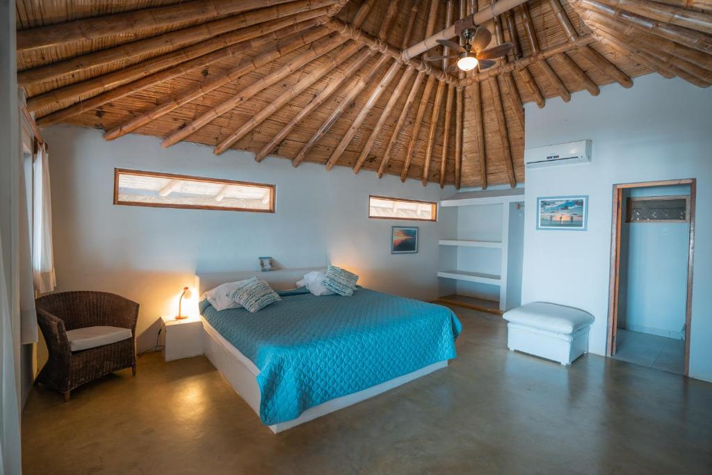 1 dormitorio con cama y techo de madera en Makani Vichayito, en Vichayito