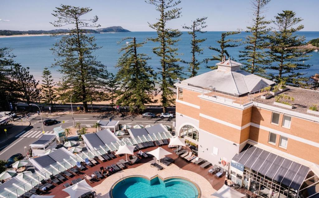 uma vista aérea de um resort com uma piscina em Crowne Plaza Terrigal Pacific, an IHG Hotel em Terrigal