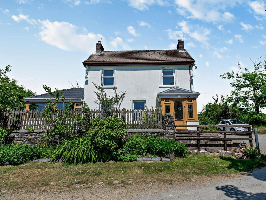 a large white house with a wooden fence at 3 Bed in Brechfa 92116 in Rhyd-cymmerau