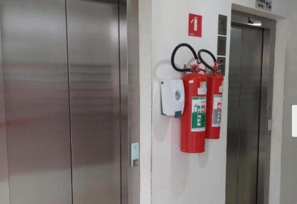 a fire extinguisher on the wall of a room at apartamento confortavel no aracagir ,1 km da praia. in São Luís