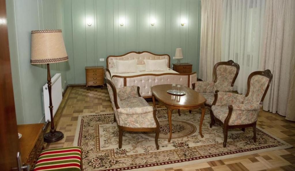 Former Ceausescu's Vila Crizantema - King Studio