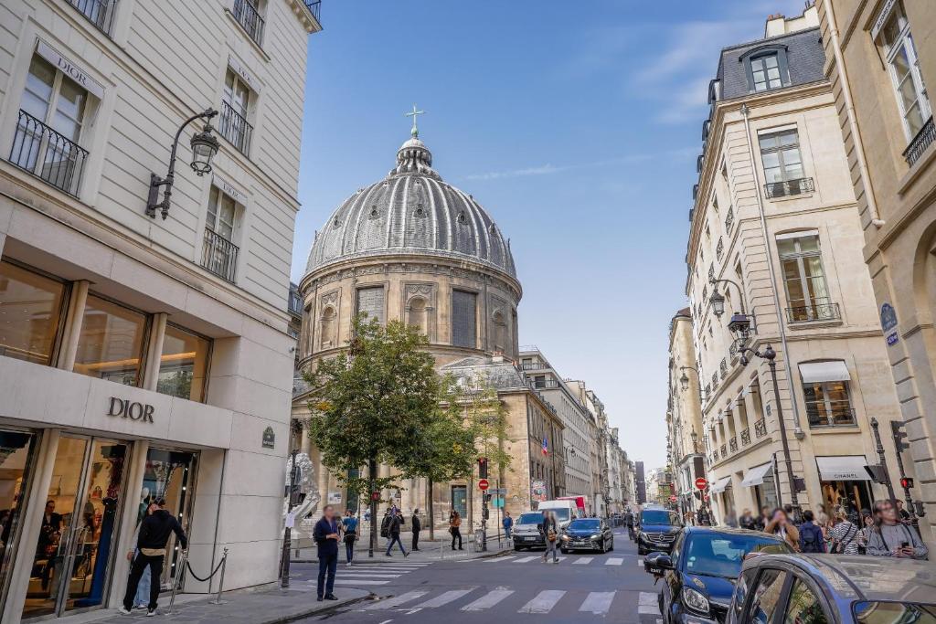 un edificio con una cúpula en una calle de la ciudad en Apartment in Rue Saint-Honoré en París