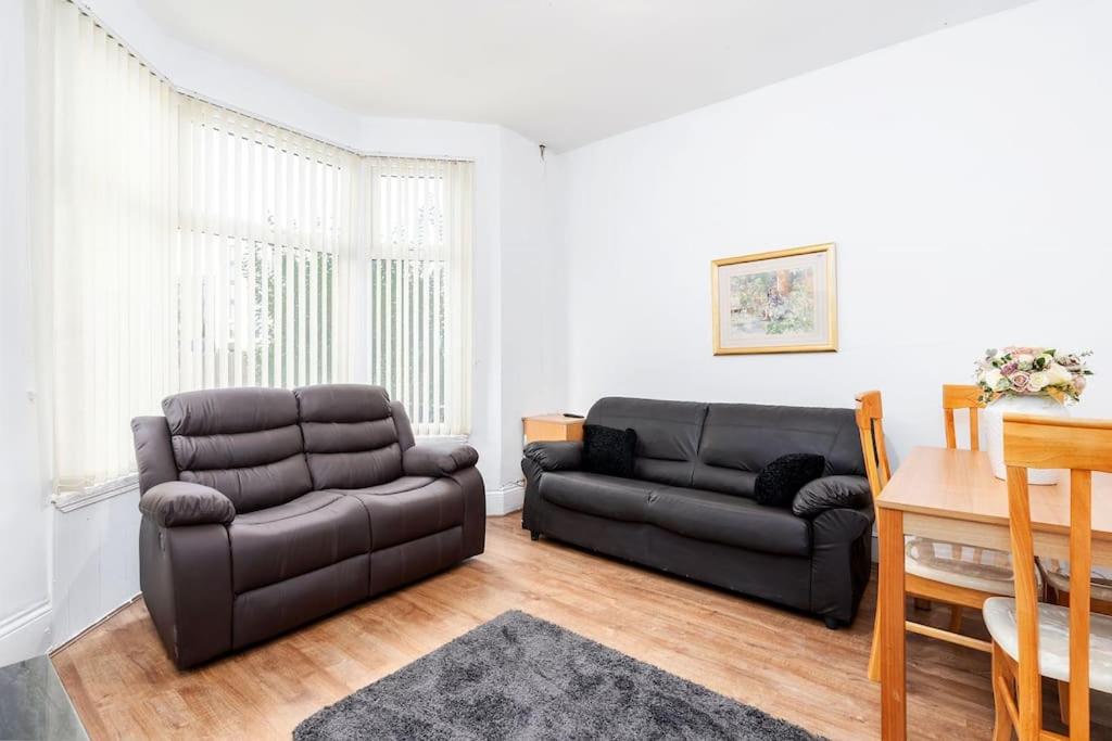 sala de estar con sofá y mesa en Large 5 bedroom town house in Edgbaston, 2 kitchens en Birmingham