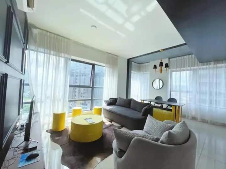 uma sala de estar com um sofá e uma mesa em KL City Family Suite Level38 em Kuala Lumpur