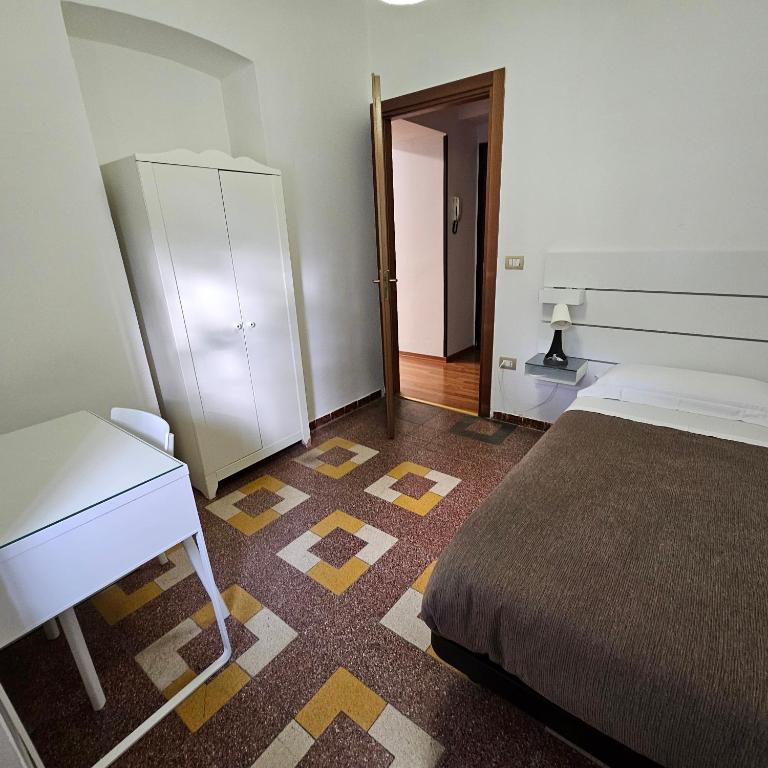 Postel nebo postele na pokoji v ubytování ESSENTIAL ROOM & PARKING in Centro Città con Parcheggio Privato e WIFI
