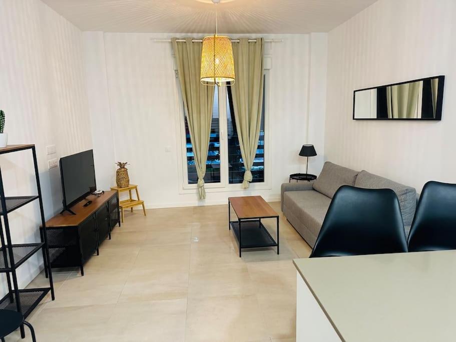 - un salon avec un canapé et une télévision dans l'établissement Maxipau, à Tolède