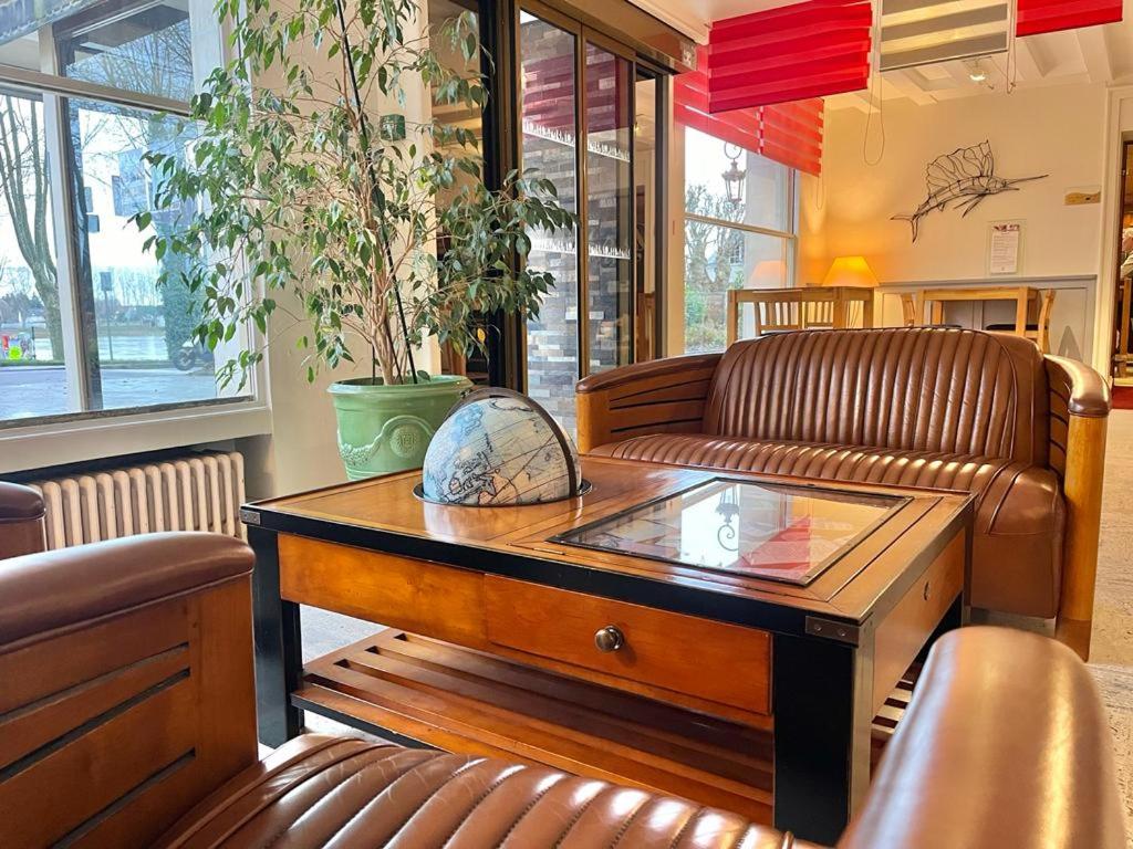 Posezení v ubytování Logis Hôtel Le Rivage
