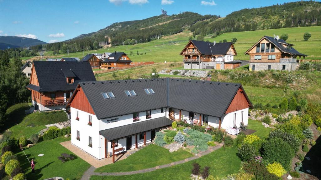 eine Luftansicht eines Hauses in einem Berg in der Unterkunft Apartmány pod Kraličákem in Dolní Morava