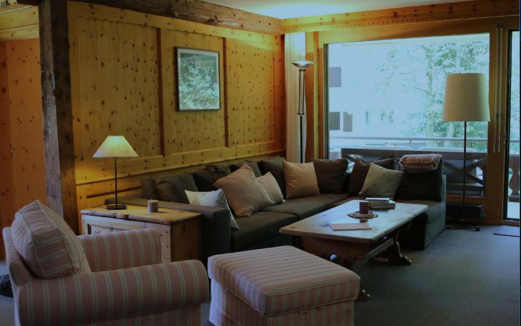 un soggiorno con divano e tavolo di WEF luxury living a Klosters