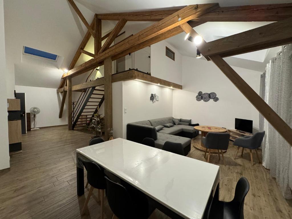 un salon avec un canapé et une table dans l'établissement ELANS, à Gérardmer