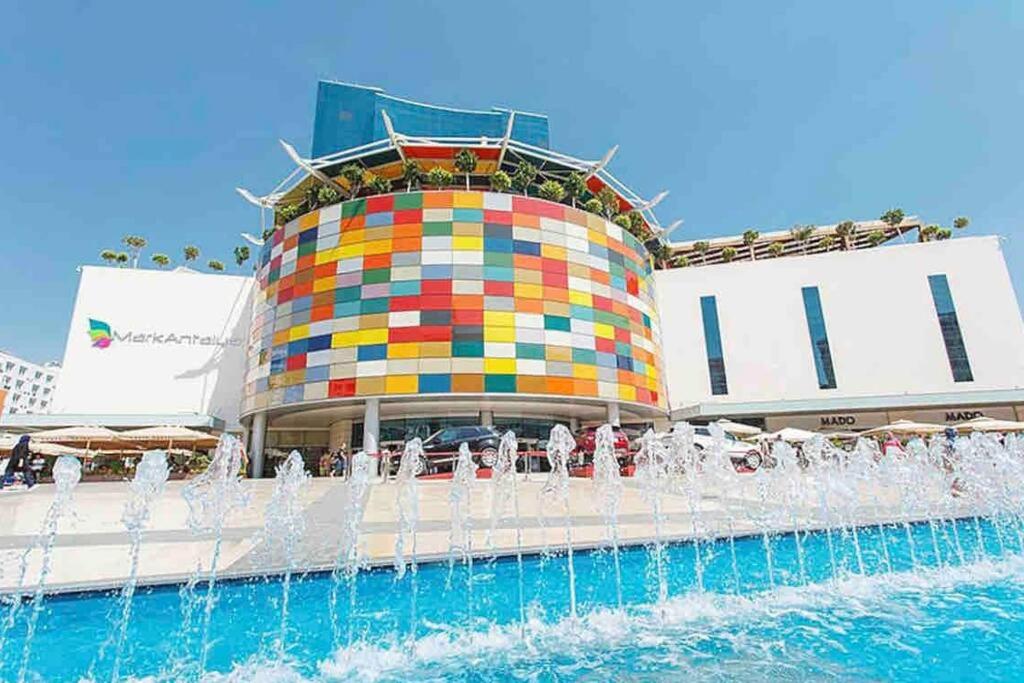 einem Pool vor einem Gebäude mit einem Brunnen in der Unterkunft Stadt mitte in Antalya