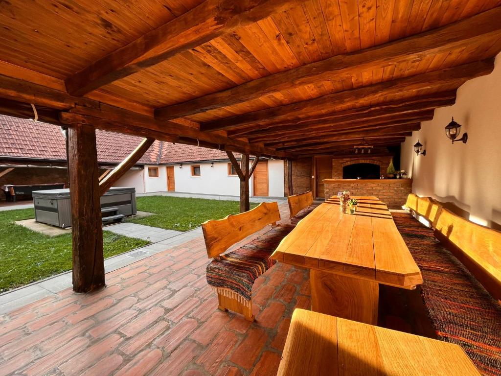 een patio met een houten tafel en een bank bij Kablarovo Brdo in Krnjak