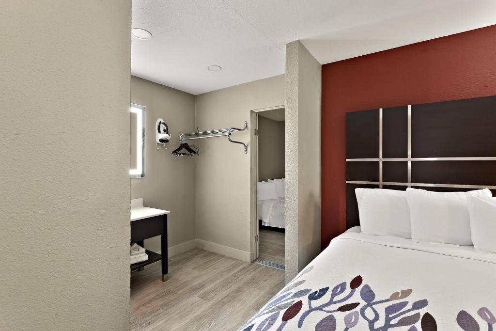 Red Roof Inn Redding - 豪华大号床间 - 带三张大号床 - 禁烟