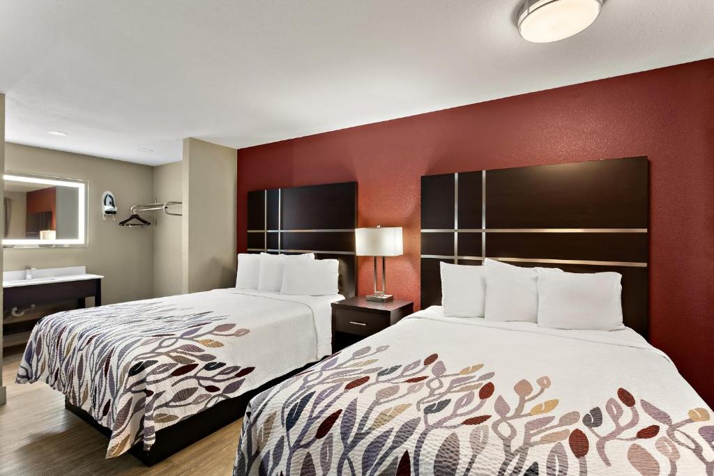 um quarto de hotel com duas camas e uma casa de banho em Red Roof Inn Redding em Redding