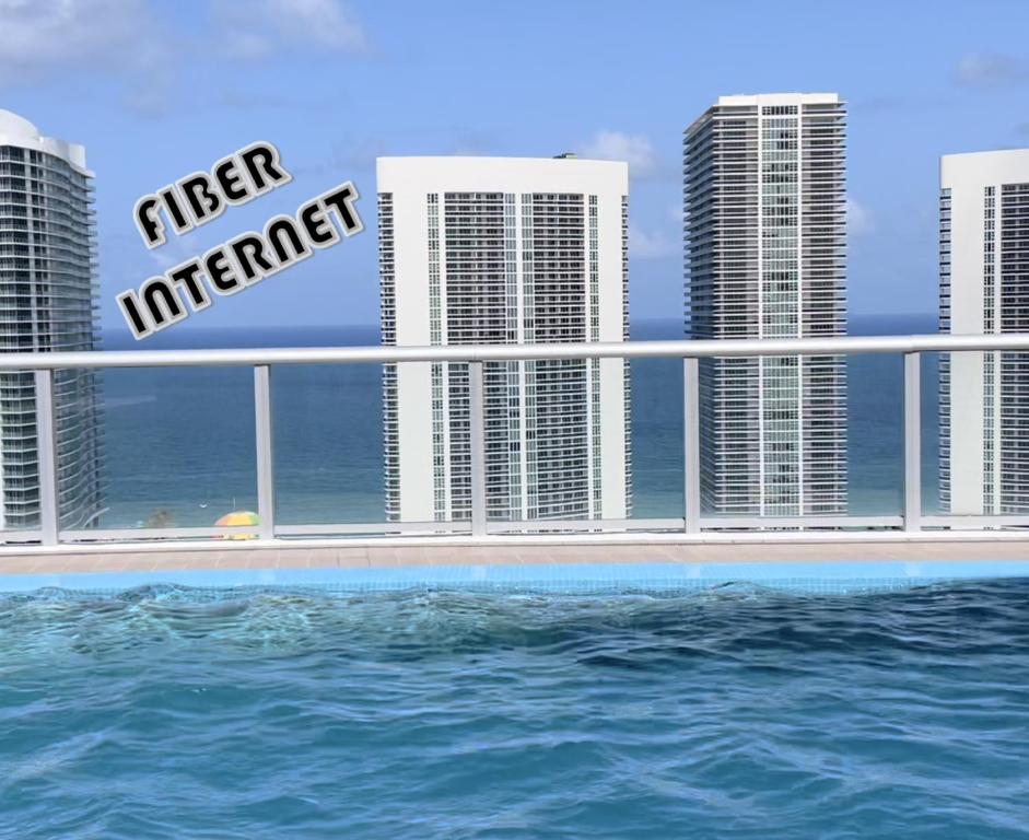 una vista sulla città da una piscina di Iconic View - Family 2BR Suite - Hotel - Fiber Internet a Hallandale Beach