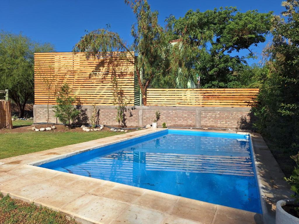 - une piscine dans une cour dotée d'un mur en briques dans l'établissement LacasadelarbolTacu, à Zonda
