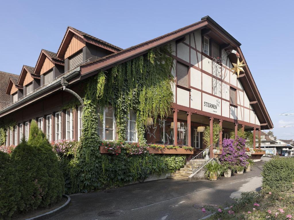 Una casa con l'edera sul lato. di Hotel & Restaurant STERNEN MURI bei Bern a Berna