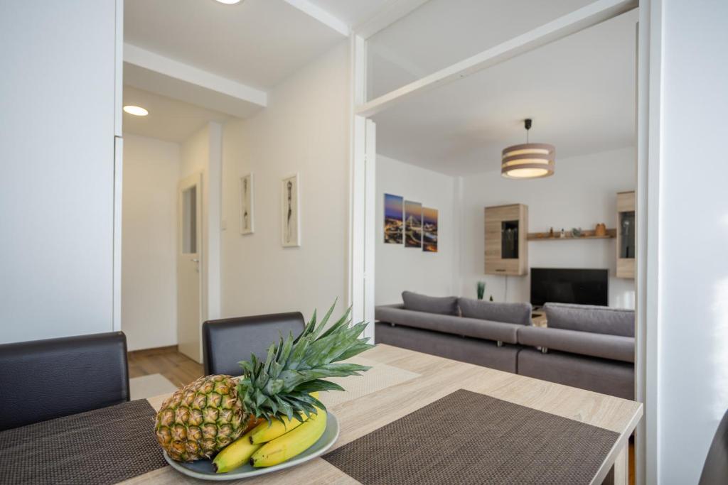 - un salon avec une table avec un ananas dans l'établissement Apartment Sara, à Belgrade