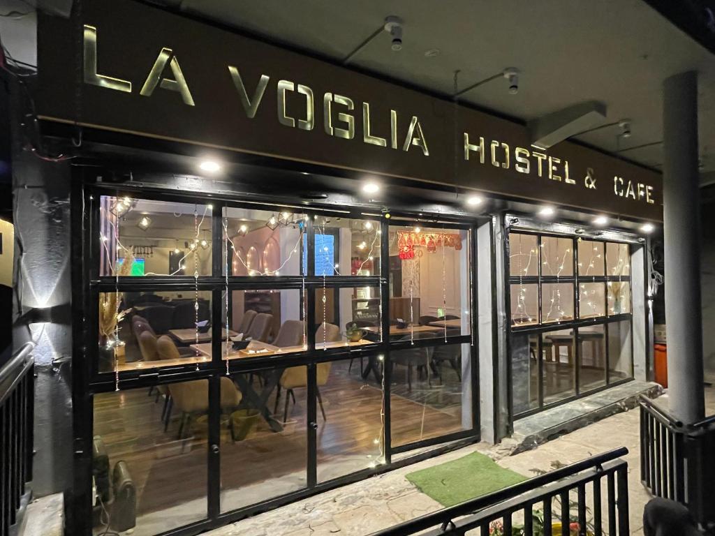 a store front of a fashion store with tables at La Voglia-Old Manali in Manāli