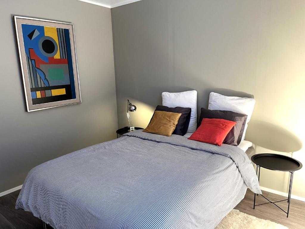 1 dormitorio con 1 cama grande y almohadas coloridas en Charming house in Kuusamo, en Kuusamo