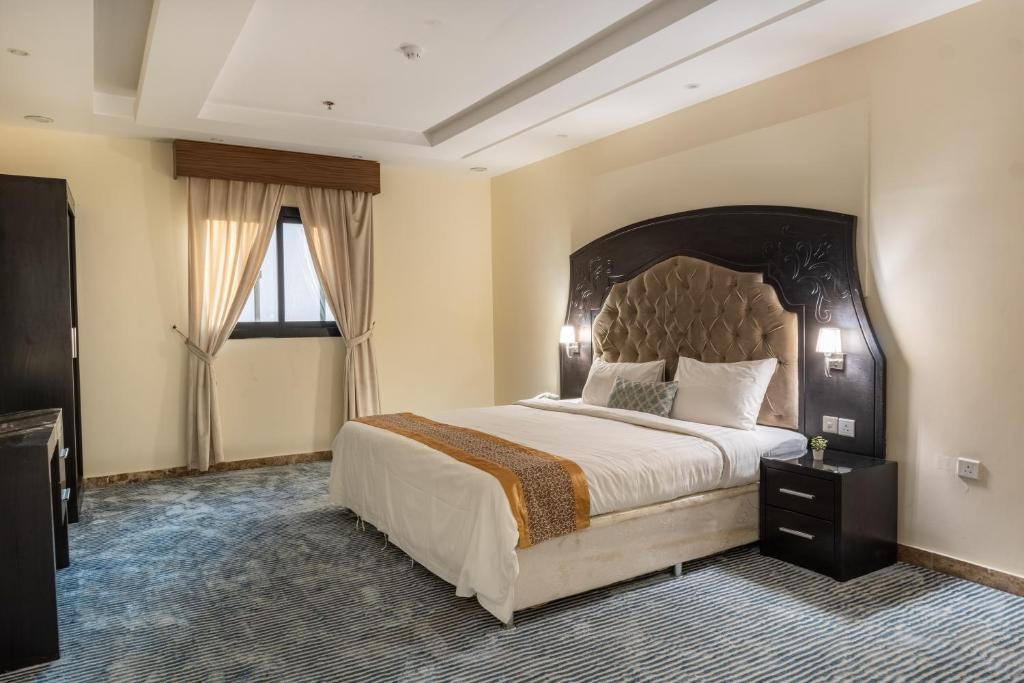 a hotel room with a large bed and a window at توجاردن النهضة - Tu jardin Al Nahda in Jeddah