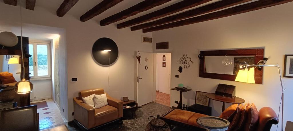 - un salon avec un canapé et une chaise dans l'établissement La Moretta Apartment, à Venise