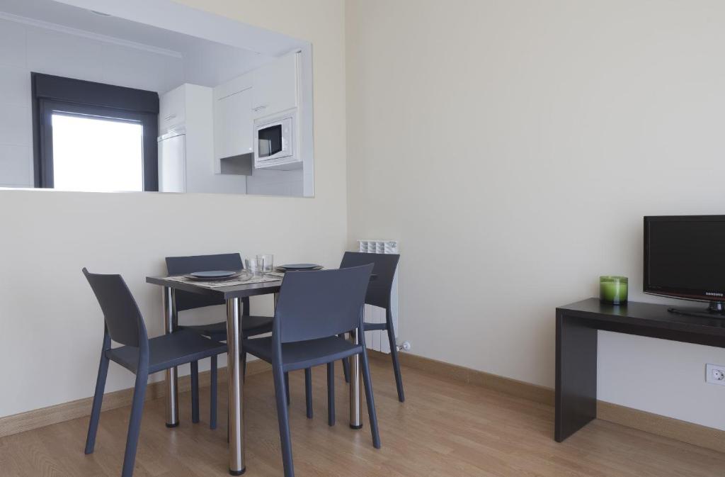 TV a/nebo společenská místnost v ubytování Aparthotel Jardines de Aristi