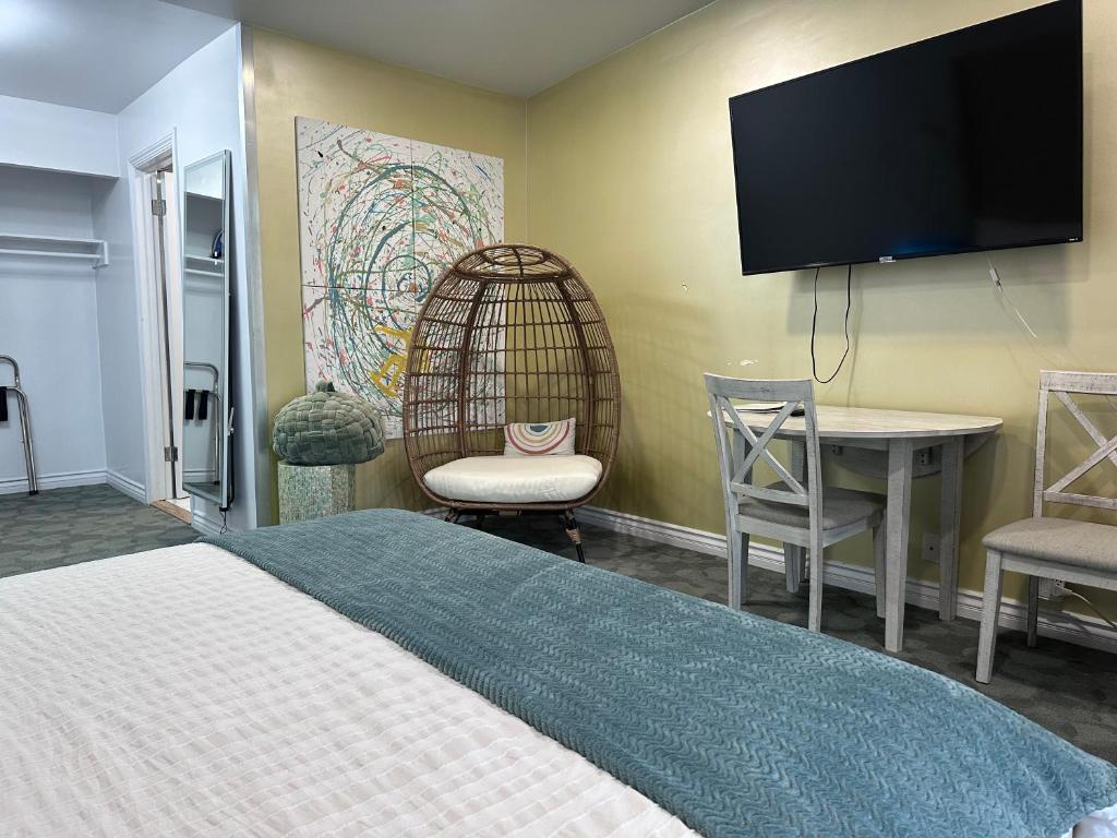 Foghorn Harbor Inn - Deluxe Double Or Twin Room With Balcony