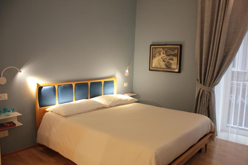 ナポリにあるA Casa Nostraのベッドルーム(大きな白いベッド1台、窓付)