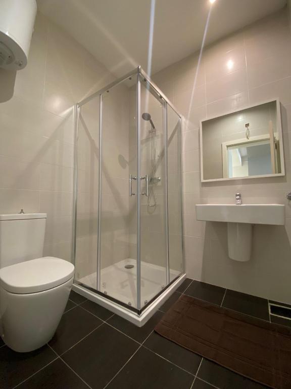 Un baño de St Julians Apt with Pool