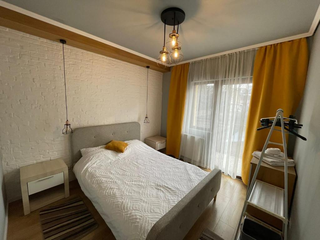 Un pat sau paturi într-o cameră la Guest House Cluj
