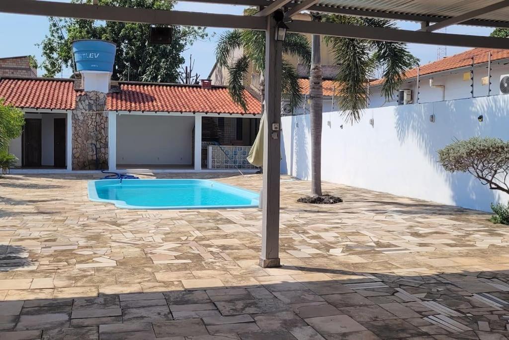 una piscina in un cortile con pergolato di Casa ampla e aconchegante a Santarém