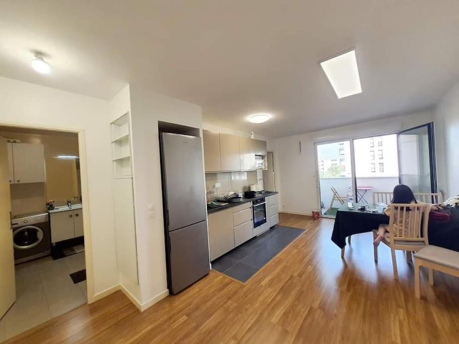 een woonkamer met een keuken en een eetkamer bij Appartement in Villejuif (M 7) with free parking in Villejuif