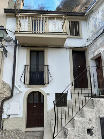 Casa blanca con escaleras y balcón en The Refuge of Angels, en Pizzoferrato