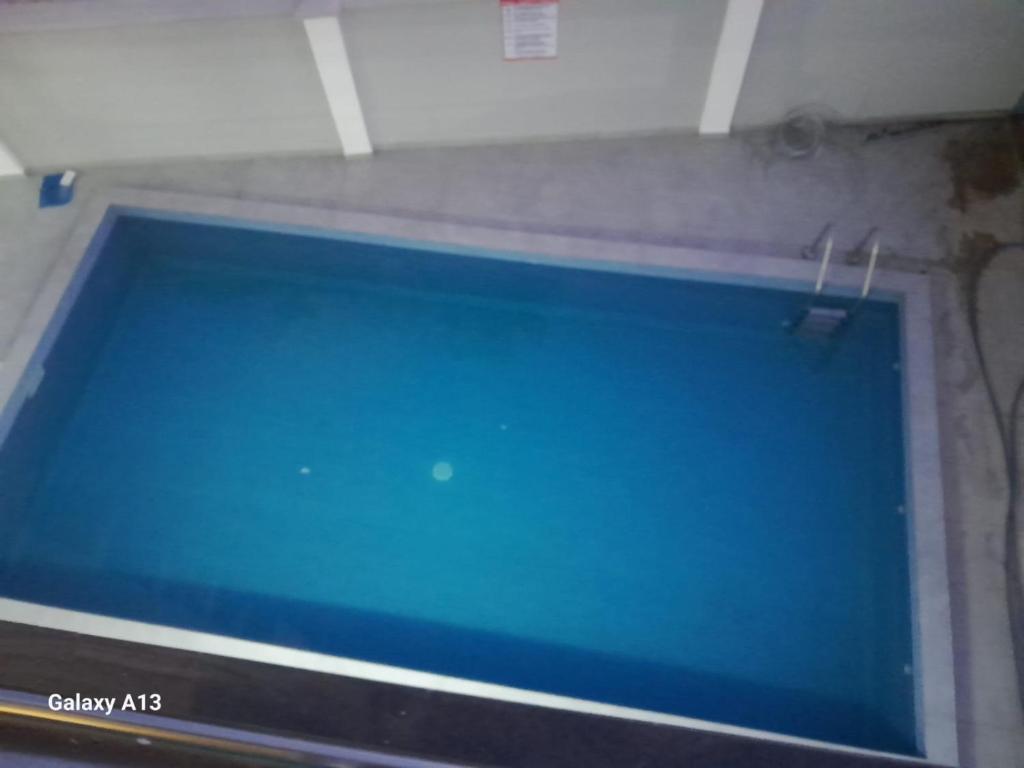 Nice view apartment في مومباسا: حمام سباحة بمياه زرقاء في الغرفة