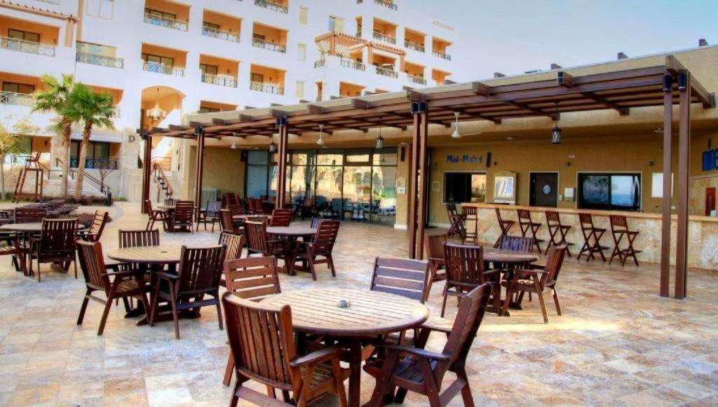 Restaurace v ubytování DeadSea view apartments Samarah Resort E22